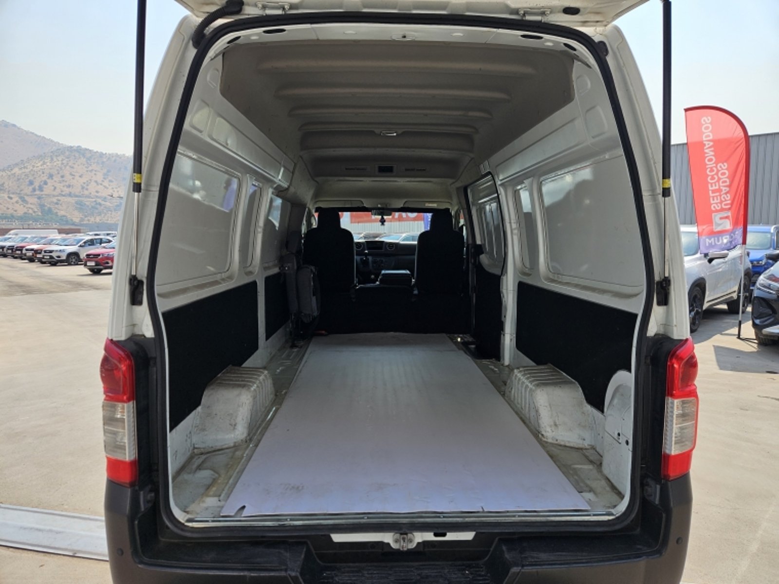 NISSAN Urvan 4x2 2.5 2023 - Imagen 8 de 20