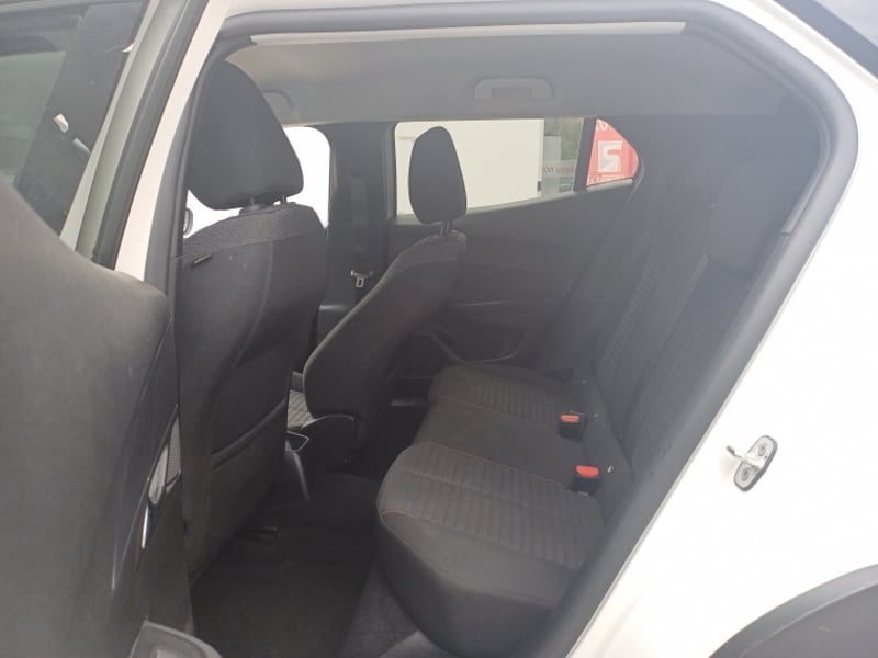 Peugeot 2008 Puretech 130 1.2 2023 - Imagen 8 de 19