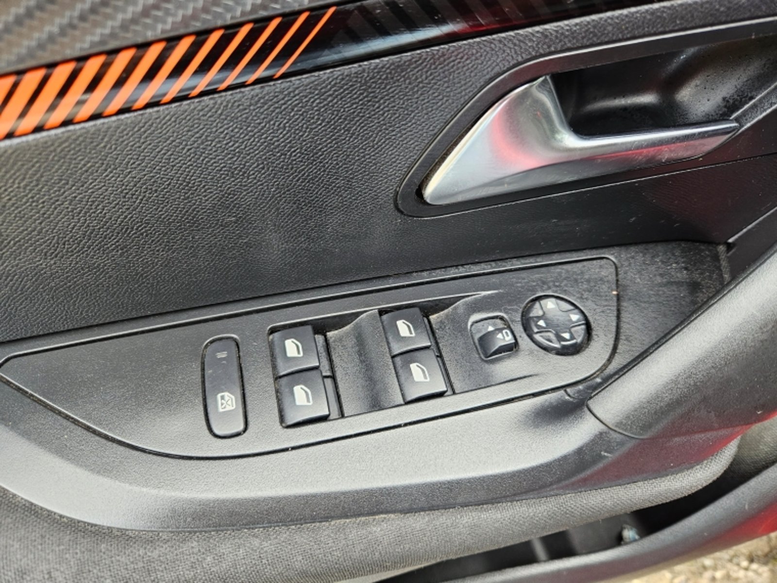 Peugeot 2008 Puretech 130 4x2 1.2 2023 - Imagen 13 de 20