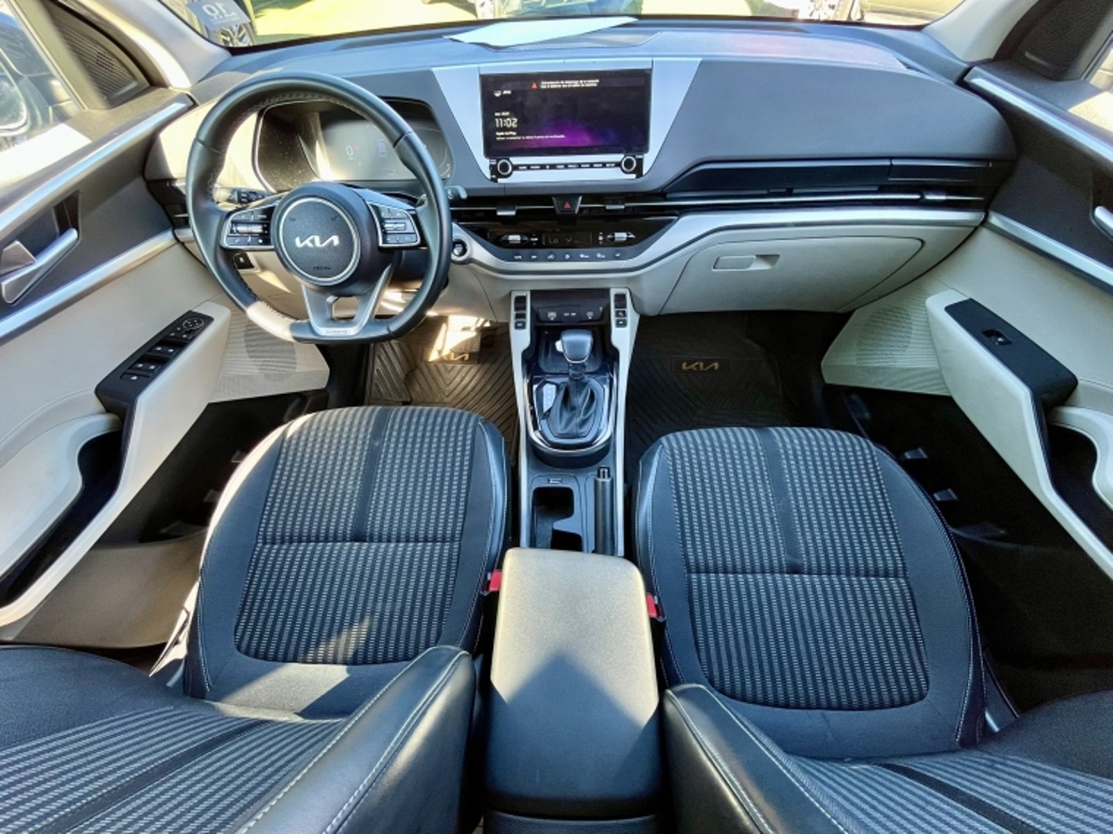 KIA Carens Ex 1.4 Aut 2023 - Imagen 17 de 20
