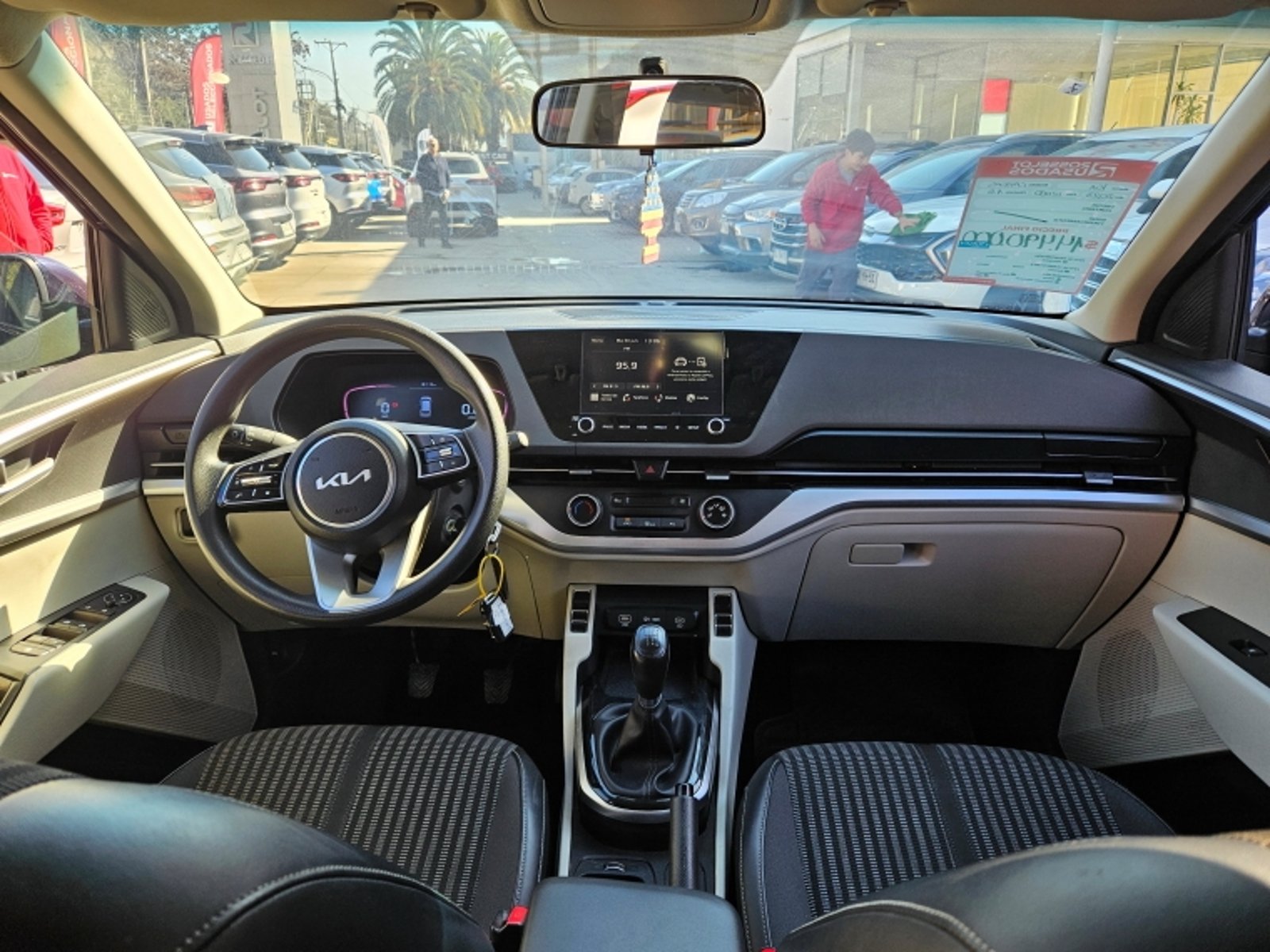 KIA Carens Lx 1.5 2023 - Imagen 11 de 20