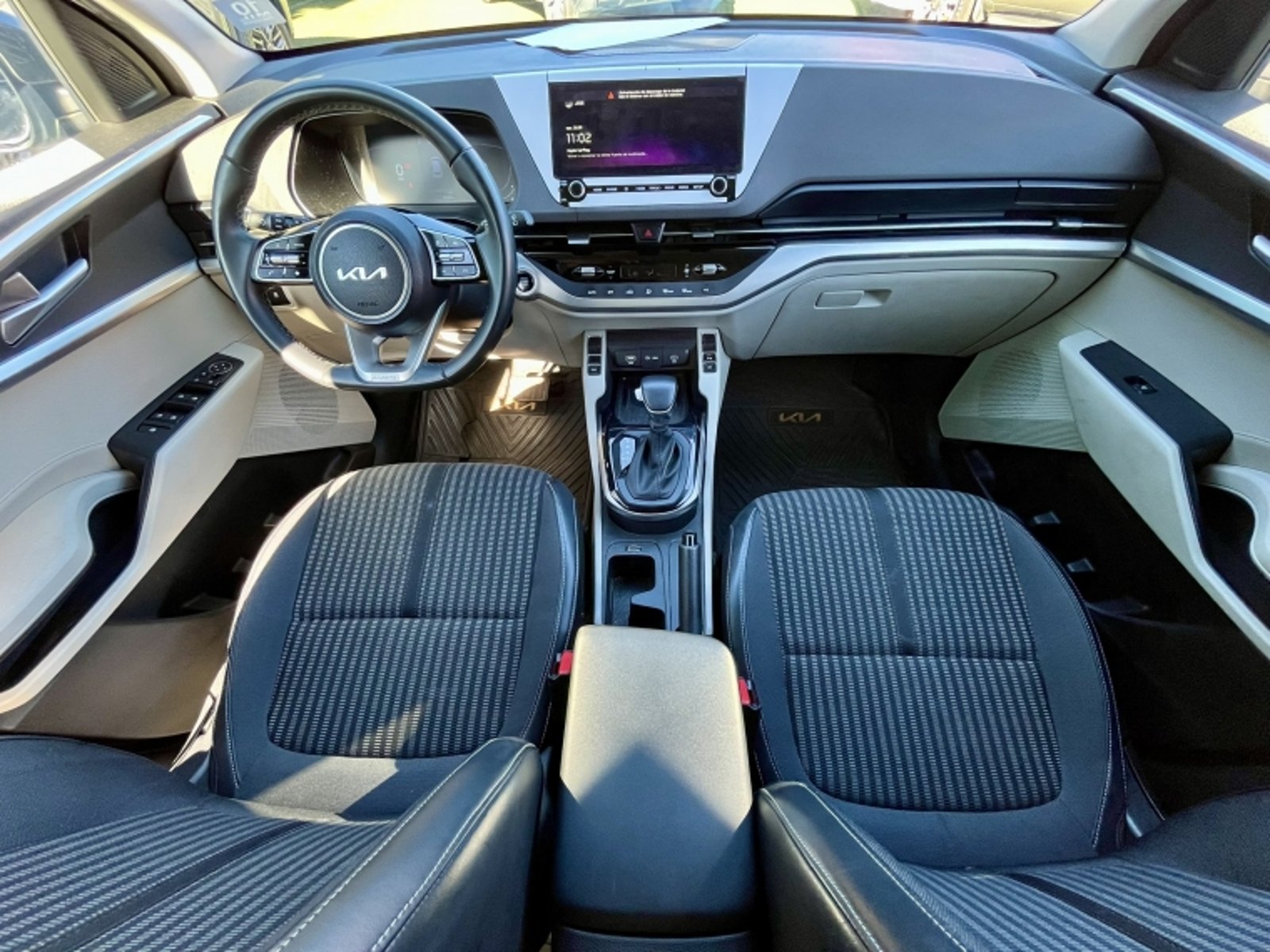 KIA Carens Ex 1.4 Aut 2023 - Imagen 18 de 20