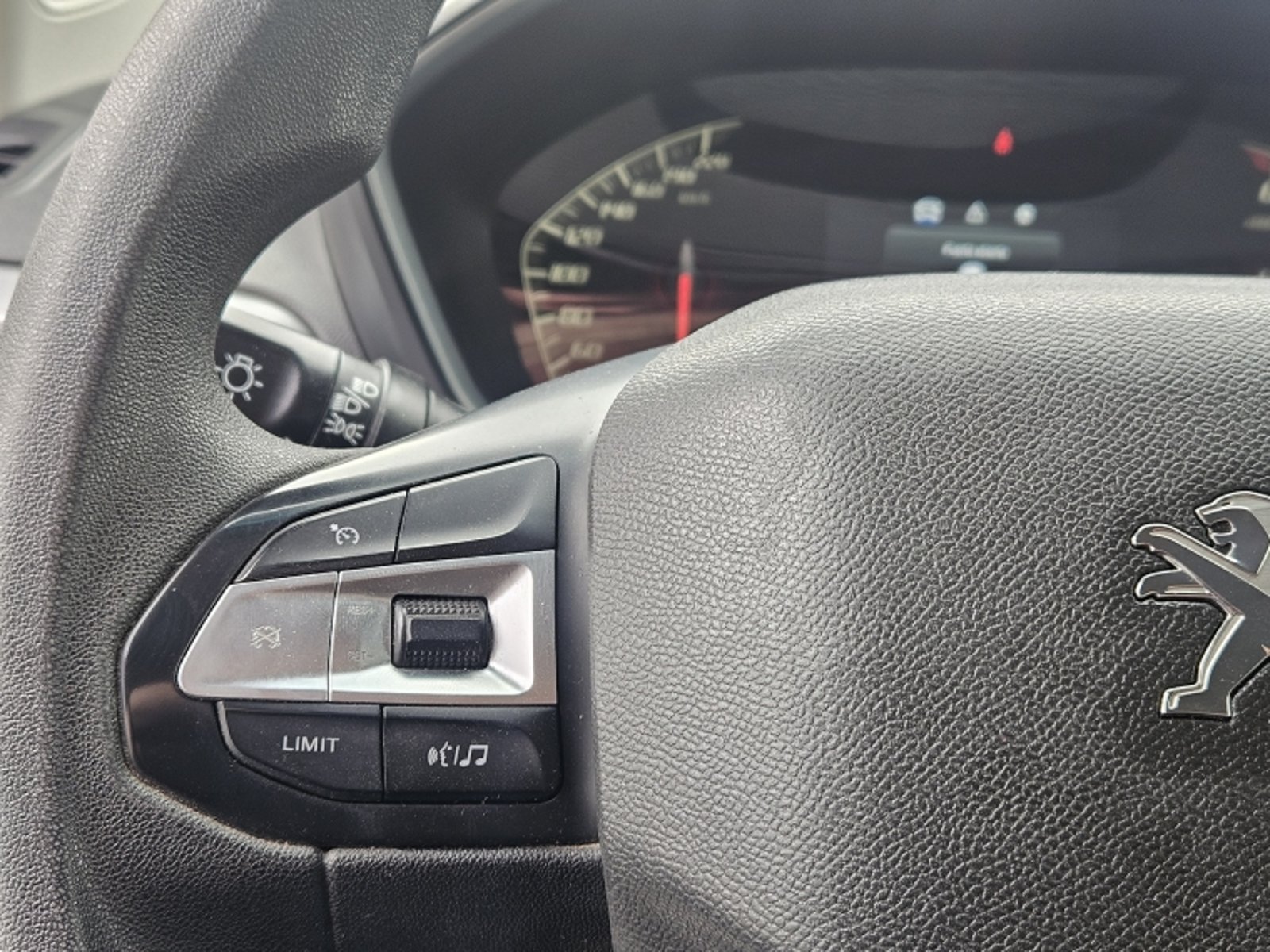 PEUGEOT Landtrek Active Bluehdi 180 4x2 Euro 6b 2024 - Imagen 18 de 20