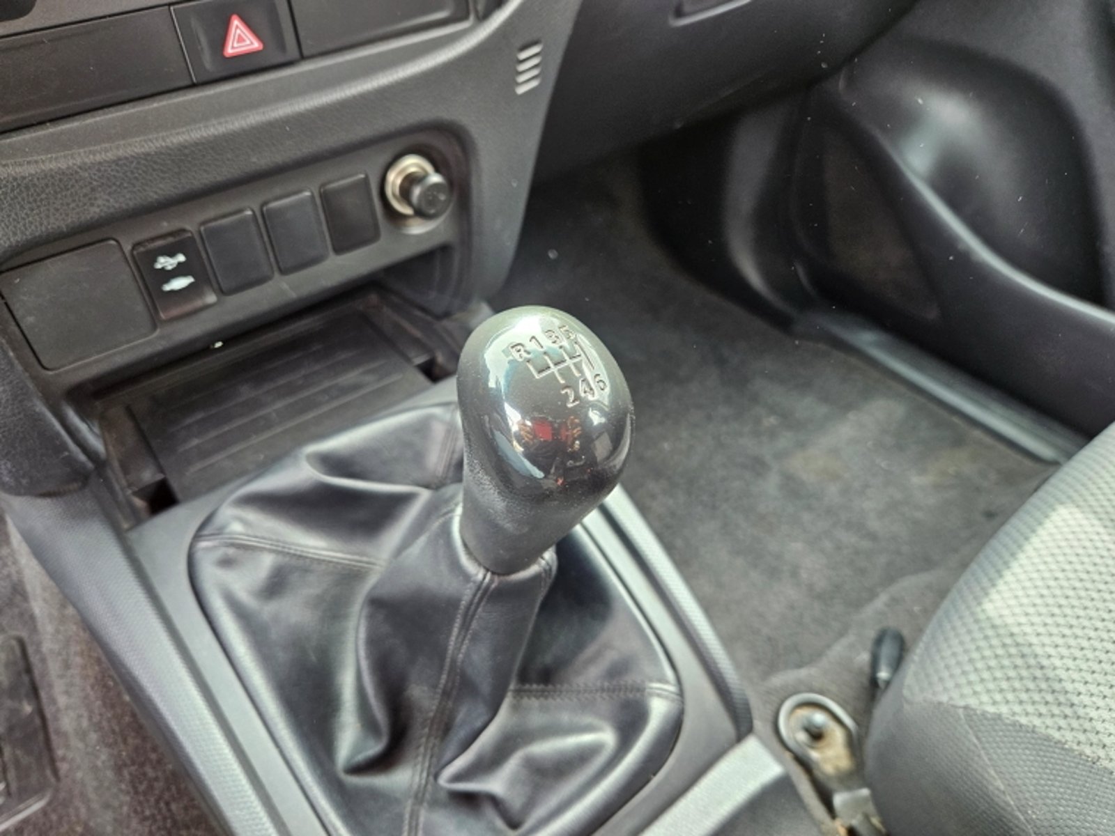 Mitsubishi L200 D/c 2.4 Katana Crt 4x4 Special Pack 2023 - Imagen 14 de 20