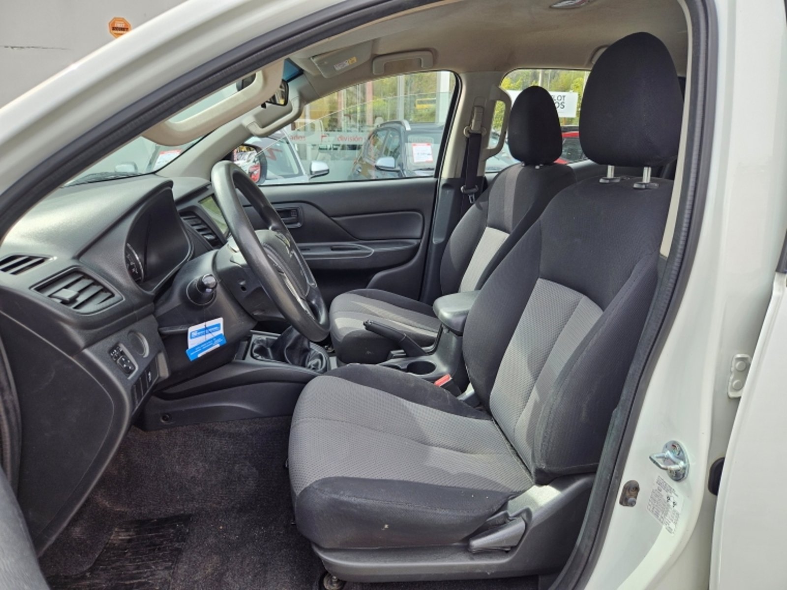 Mitsubishi L200 D/c 2.4 Katana Crt 4x4 Special Pack 2023 - Imagen 12 de 20