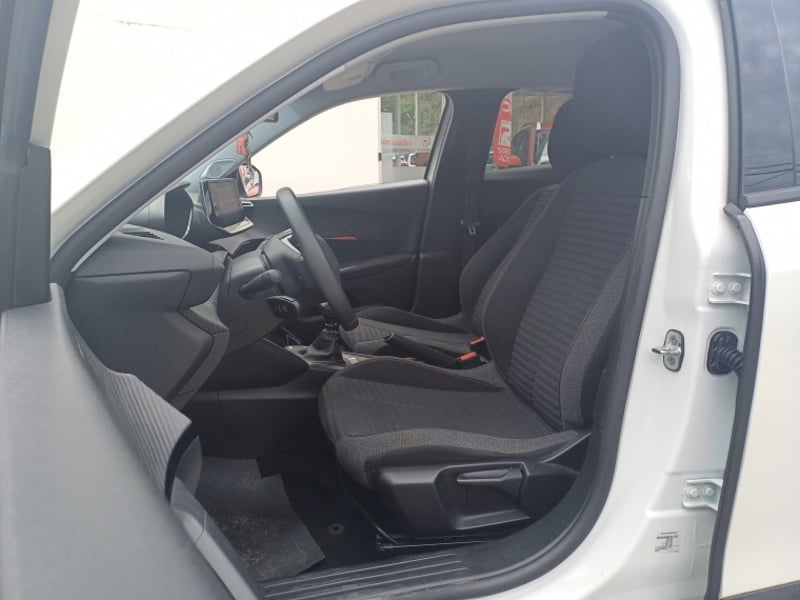 Peugeot 2008 Puretech 130 1.2 2023 - Imagen 14 de 19