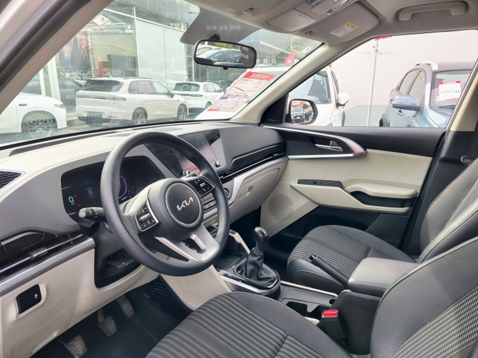 KIA Carens Lx 1.5 2023 - Imagen 13 de 20