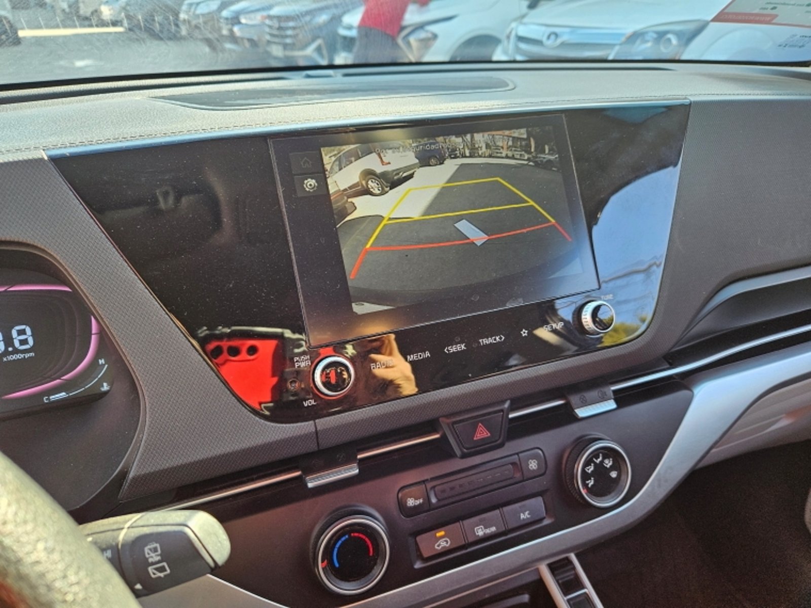 KIA Carens Lx 1.5 2023 - Imagen 18 de 20