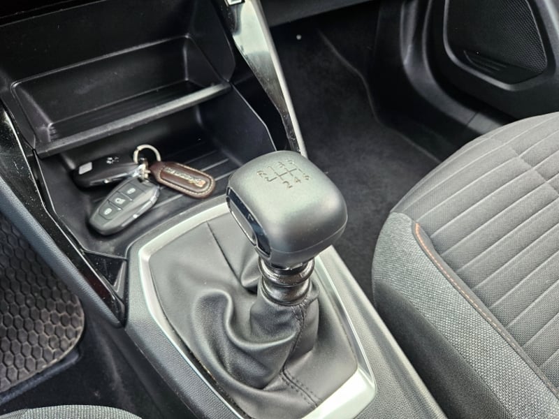 Peugeot 2008 Puretech 130 1.2 2023 - Imagen 17 de 20