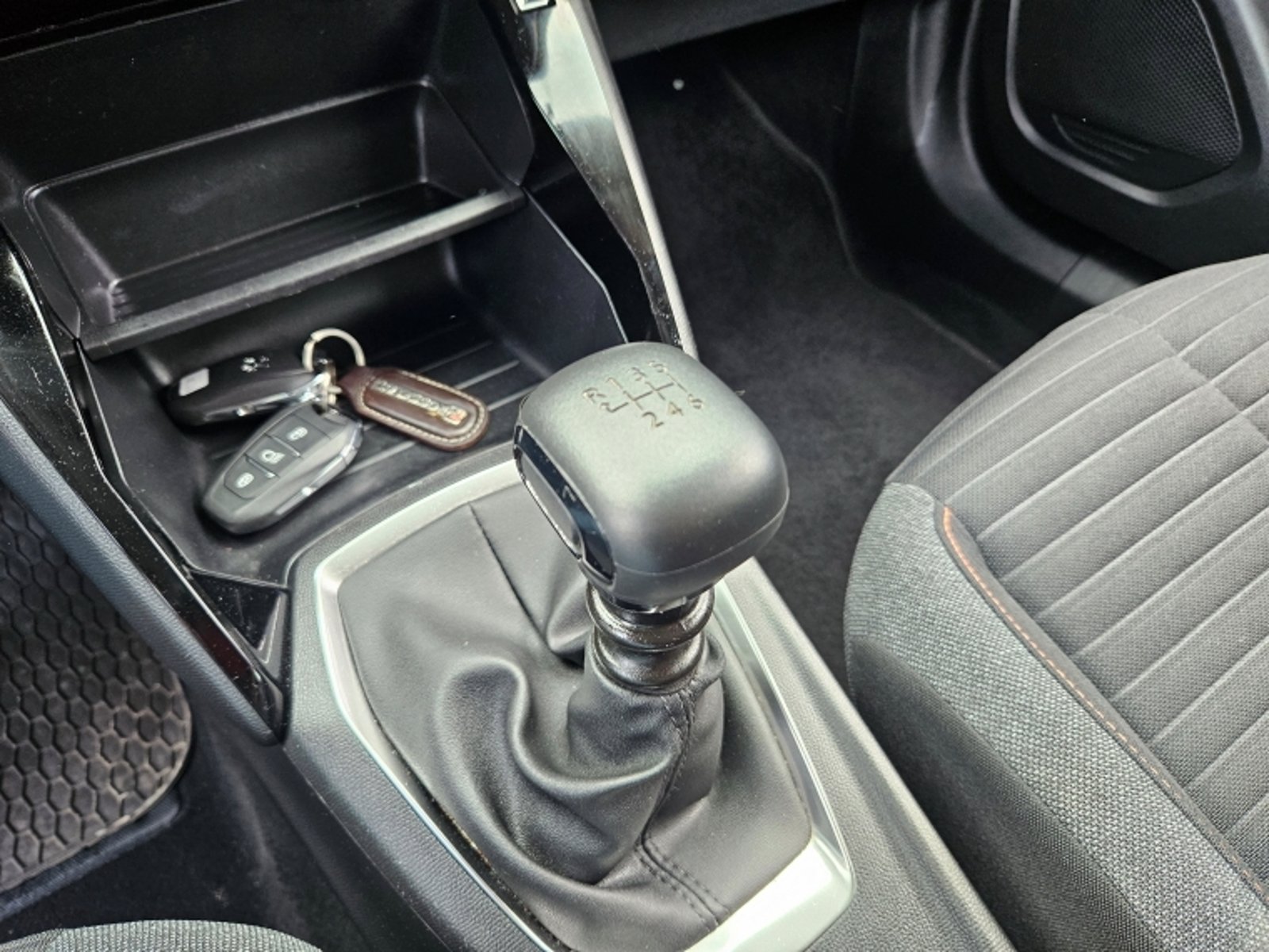 Peugeot 2008 Puretech 130 1.2 2023 - Imagen 17 de 20