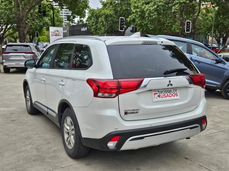 Mitsubishi Outlander Cvt 2.0 Aut 2023 - Imagen 7 de 19