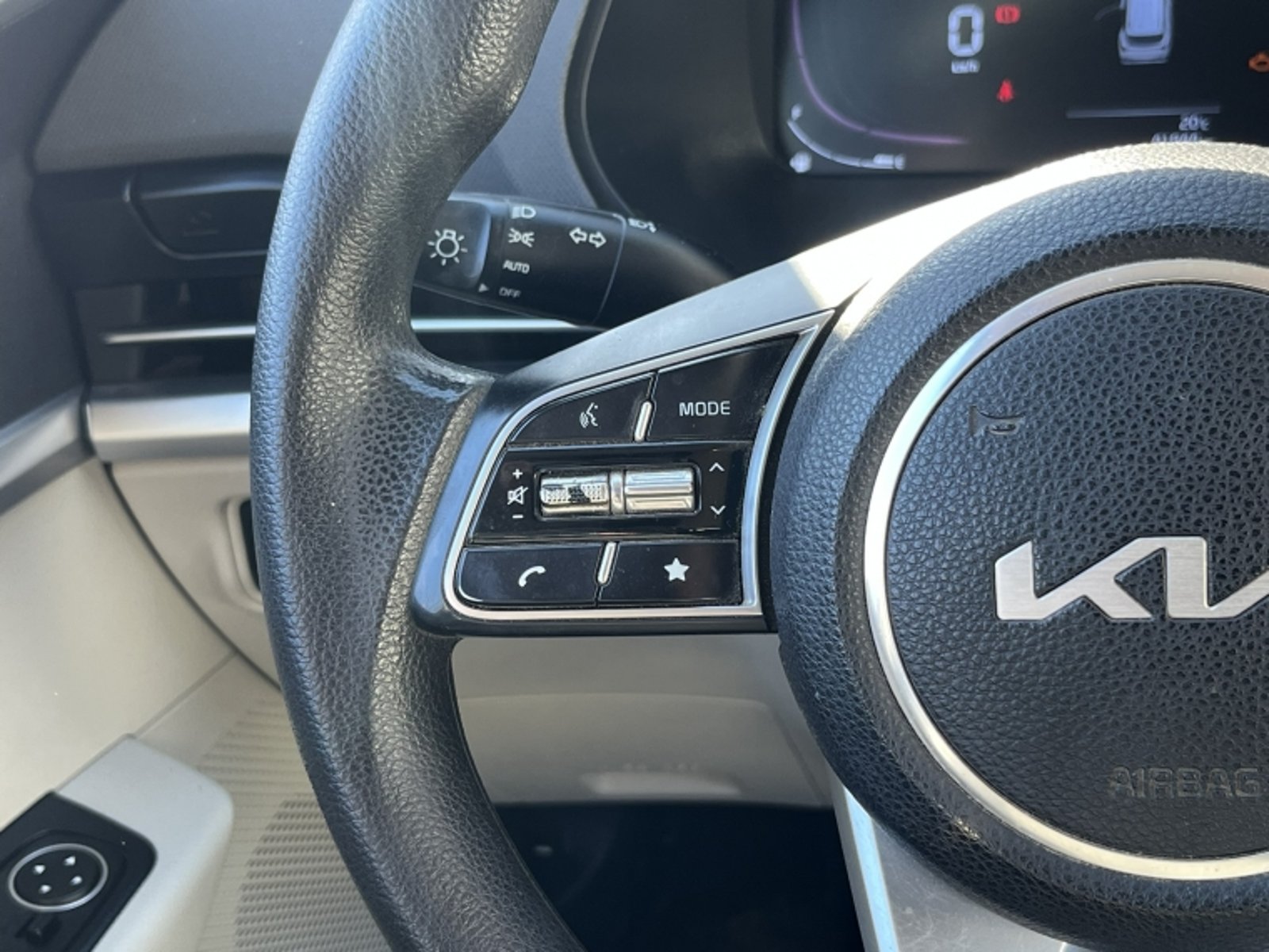 Kia Carens Lx 1.5 2023 - Imagen 18 de 20