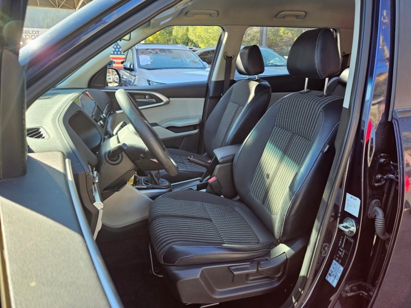 KIA Carens Lx 1.5 2023 - Imagen 15 de 20