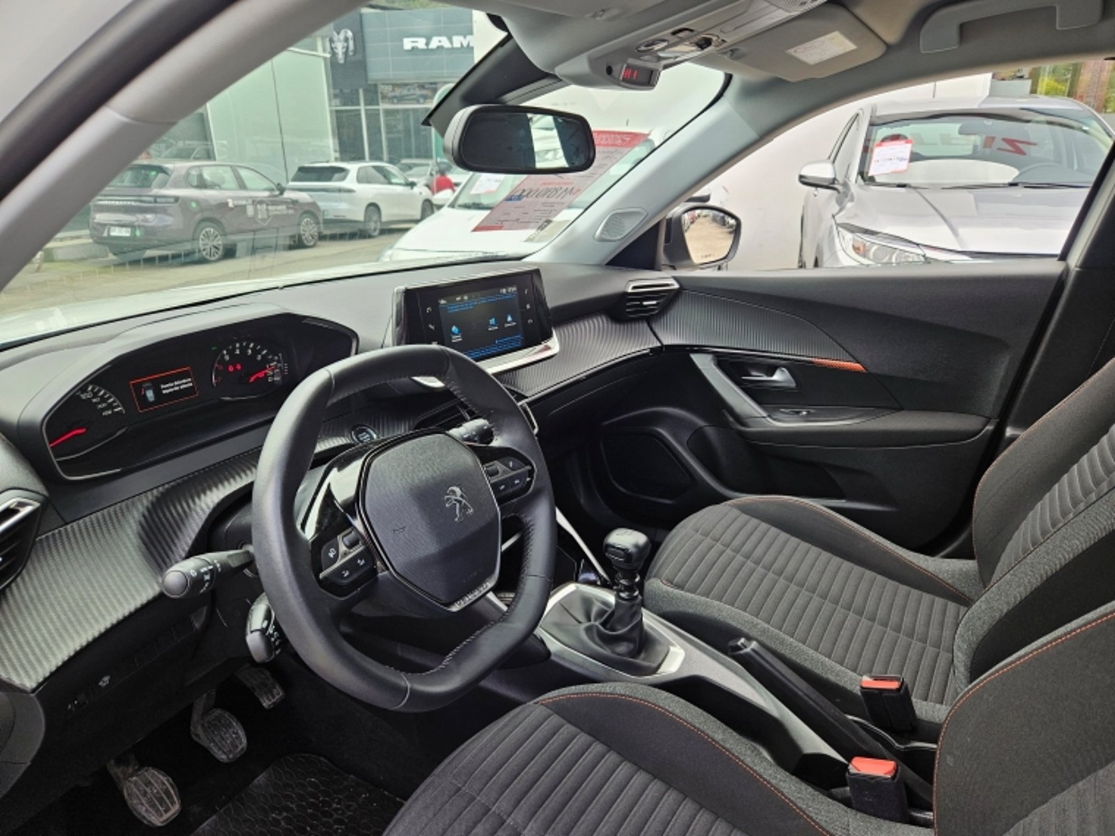 Peugeot 2008 Puretech 130 1.2 2023 - Imagen 13 de 20