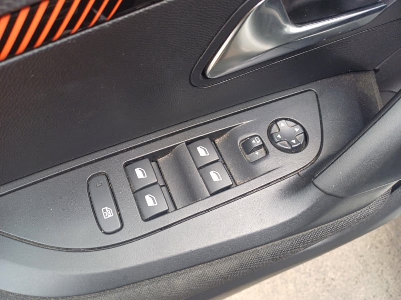 Peugeot 2008 Puretech 130 1.2 2023 - Imagen 13 de 19