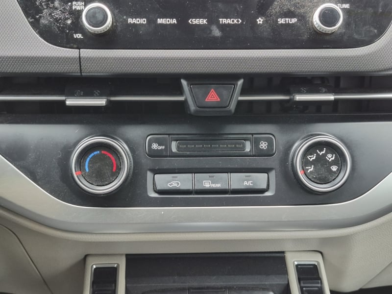 Kia Carens Lx 1.5l 6mt 7p 2023 - Imagen 13 de 20