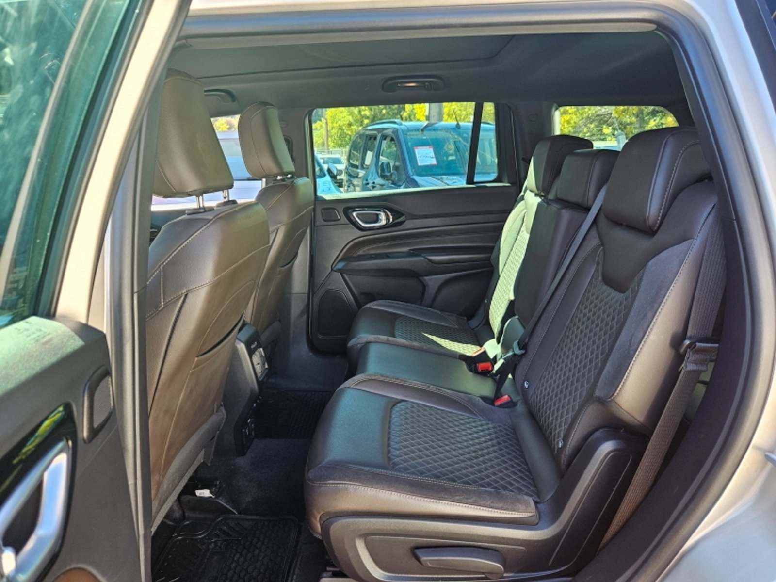 Jeep Commander Overland 4x4 2.0 Aut 2023 - Imagen 8 de 20