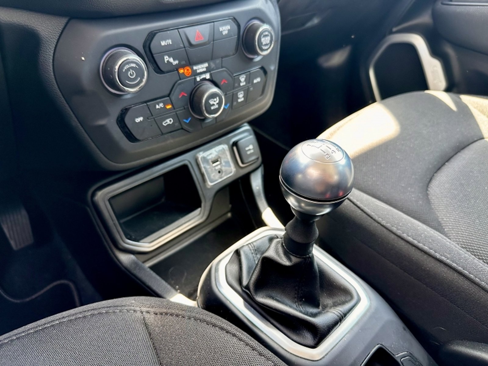 JEEP AVENGER Renegade Sport Lx 4x2 Mt 1.8 2023 - Imagen 13 de 20