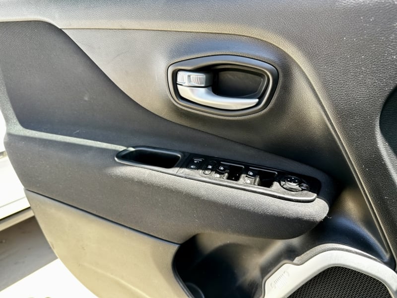 Jeep AVENGER Renegade Sport Lx 4x2 Mt 1.8 2023 - Imagen 14 de 17