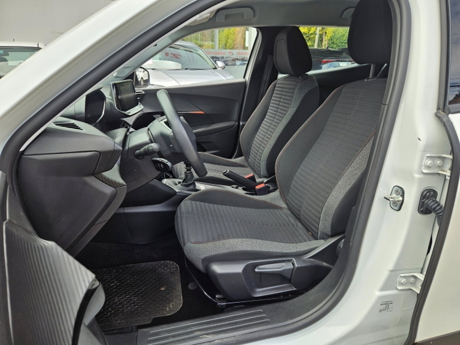 Peugeot 2008 Puretech 130 1.2 2023 - Imagen 15 de 20