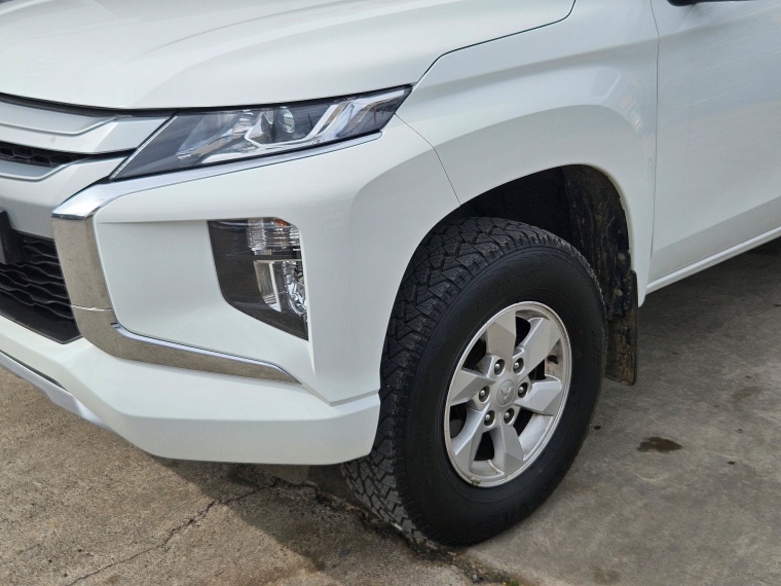 Mitsubishi L200 D/c 2.4 Katana Crt 4x4 Special Pack 2023 - Foto 2 de 20