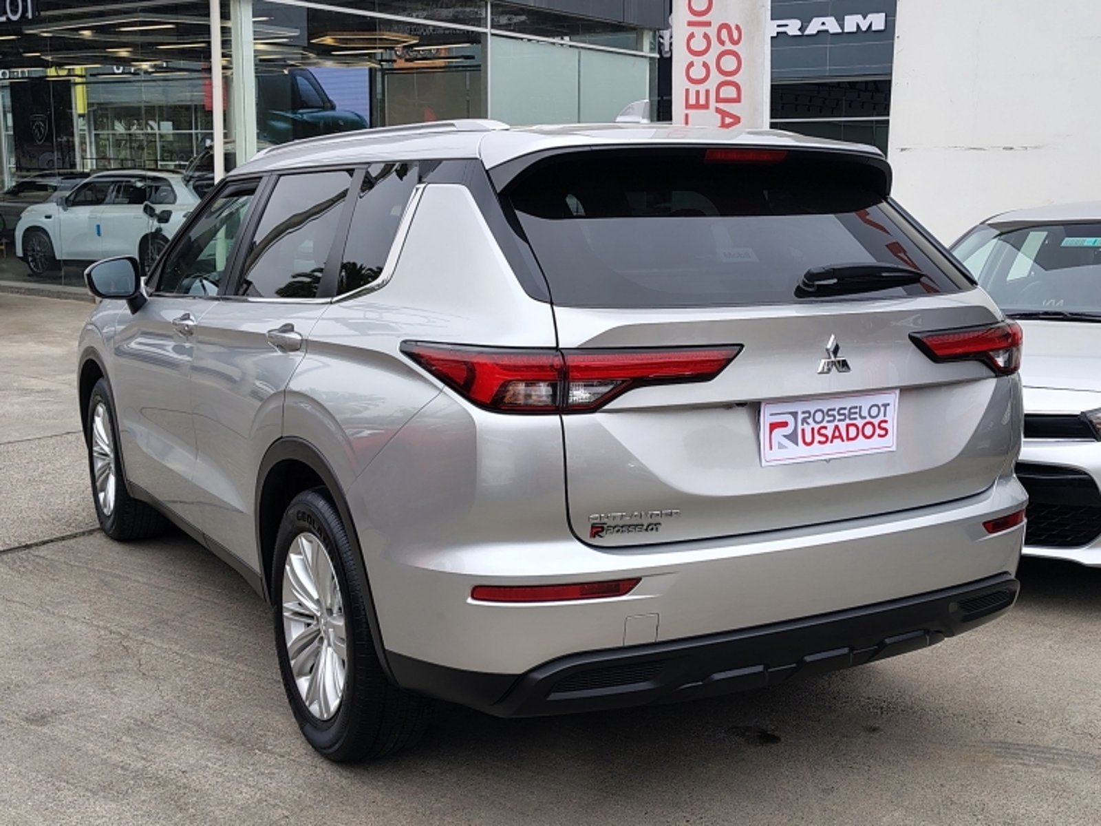 MITSUBISHI New Outlander 4x2 At Gl 2.5 Mn 2023 - Imagen 7 de 20