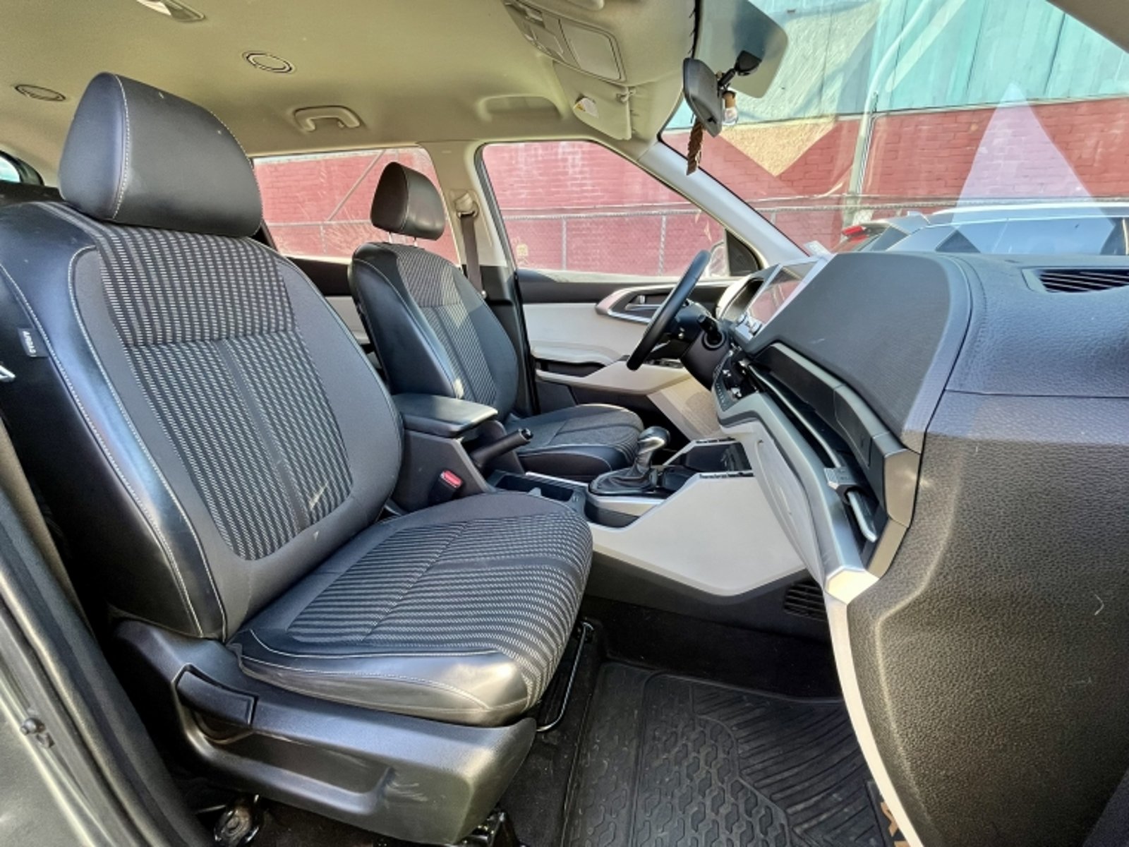 KIA Carens Ex 1.4 Aut 2023 - Imagen 19 de 20
