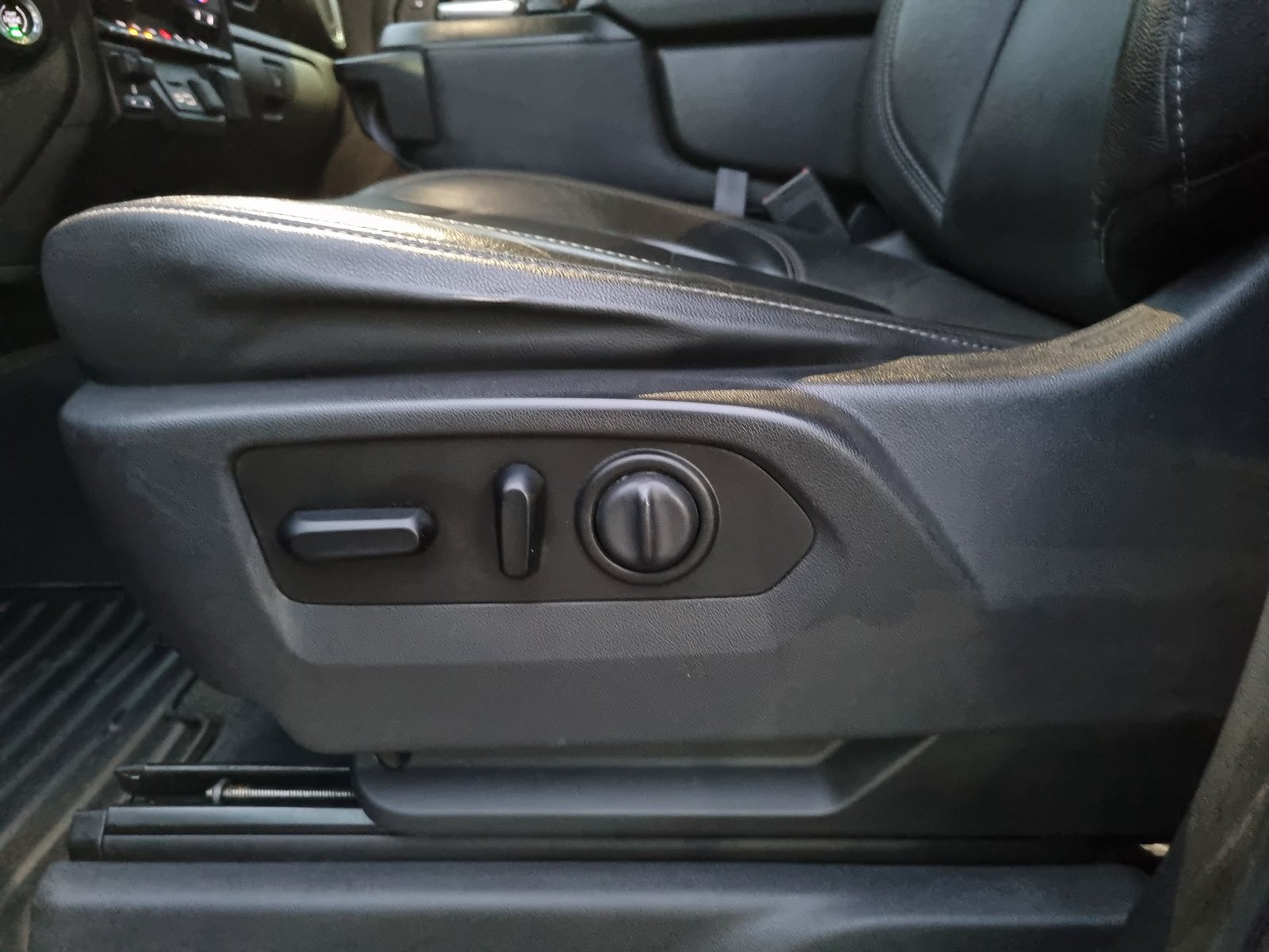 Chevrolet SILVERADO DCAB 4X4 5.3 AT 2021 - Imagen 18 de 20