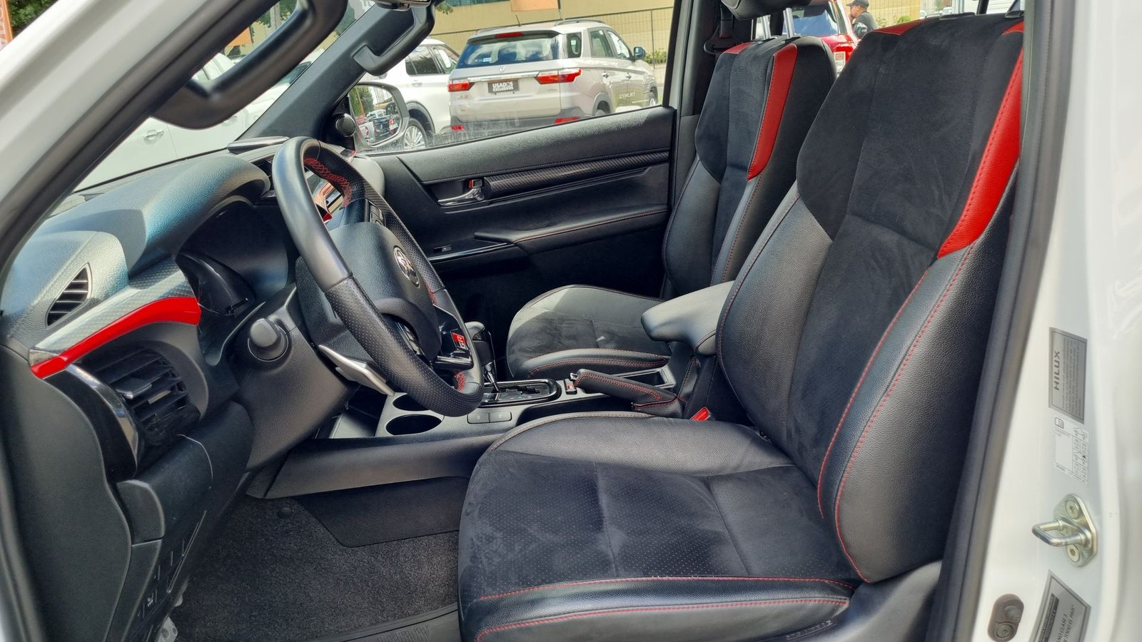 Toyota HILUX DC 4X4 2.8 AUT 2024 - Imagen 19 de 20