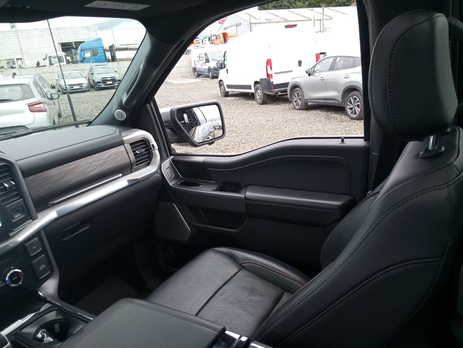 Ford F-150 F150 LARIAT LUX 4X4 5.0 AUT 2025 - Imagen 15 de 20