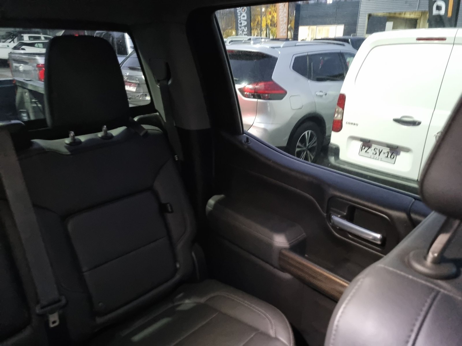 Chevrolet SILVERADO DCAB 4X4 5.3 AT 2021 - Imagen 14 de 20
