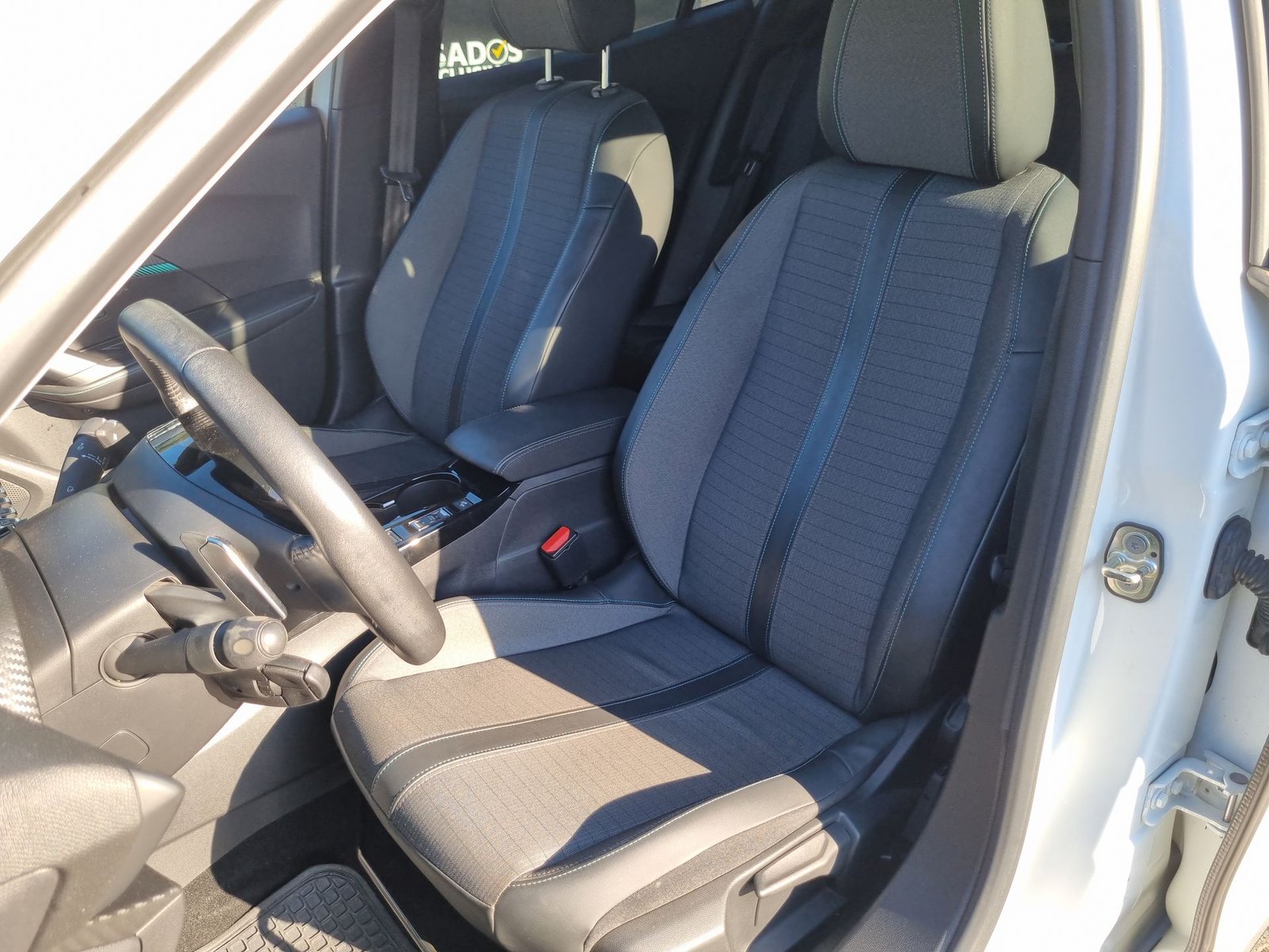 Peugeot 2008 ALLURE 1.2 2021 - Imagen 17 de 20