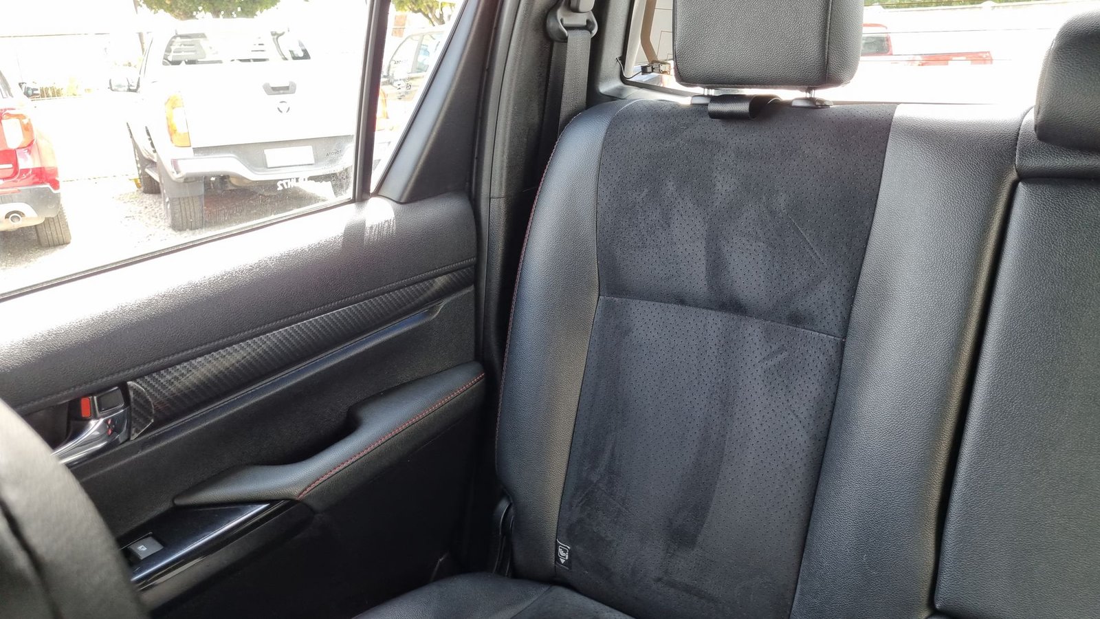 Toyota HILUX DC 4X4 2.8 AUT 2024 - Imagen 13 de 20