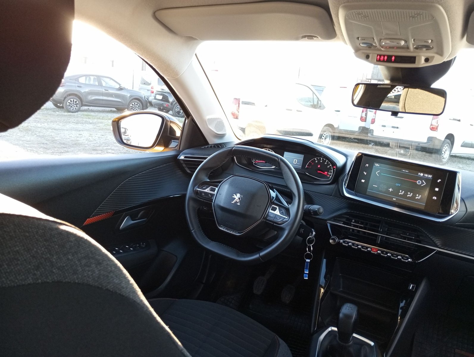 Peugeot 208 PURETECH 75 1.2 2023 - Imagen 13 de 20