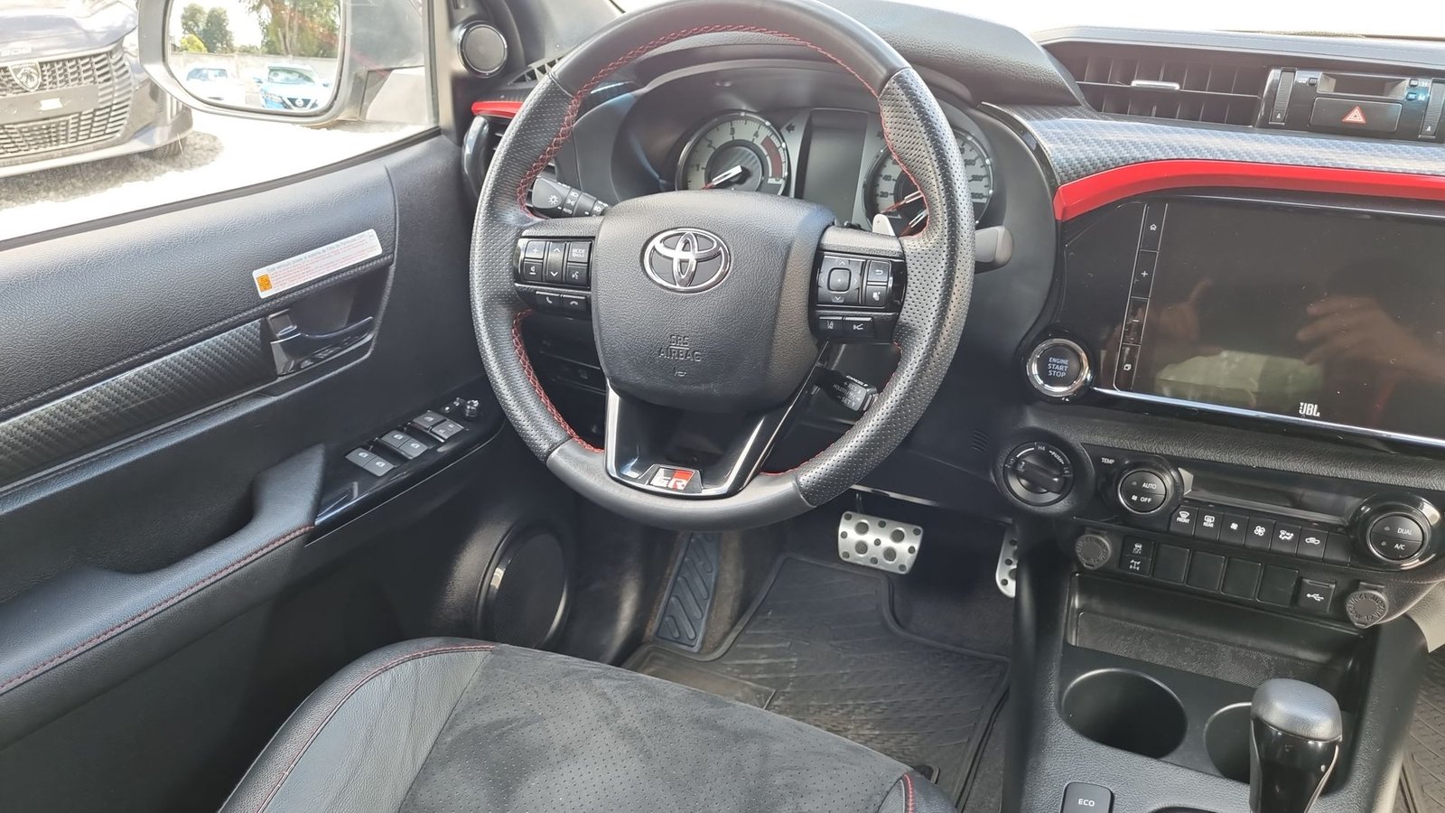 Toyota HILUX DC 4X4 2.8 AUT 2024 - Imagen 17 de 20