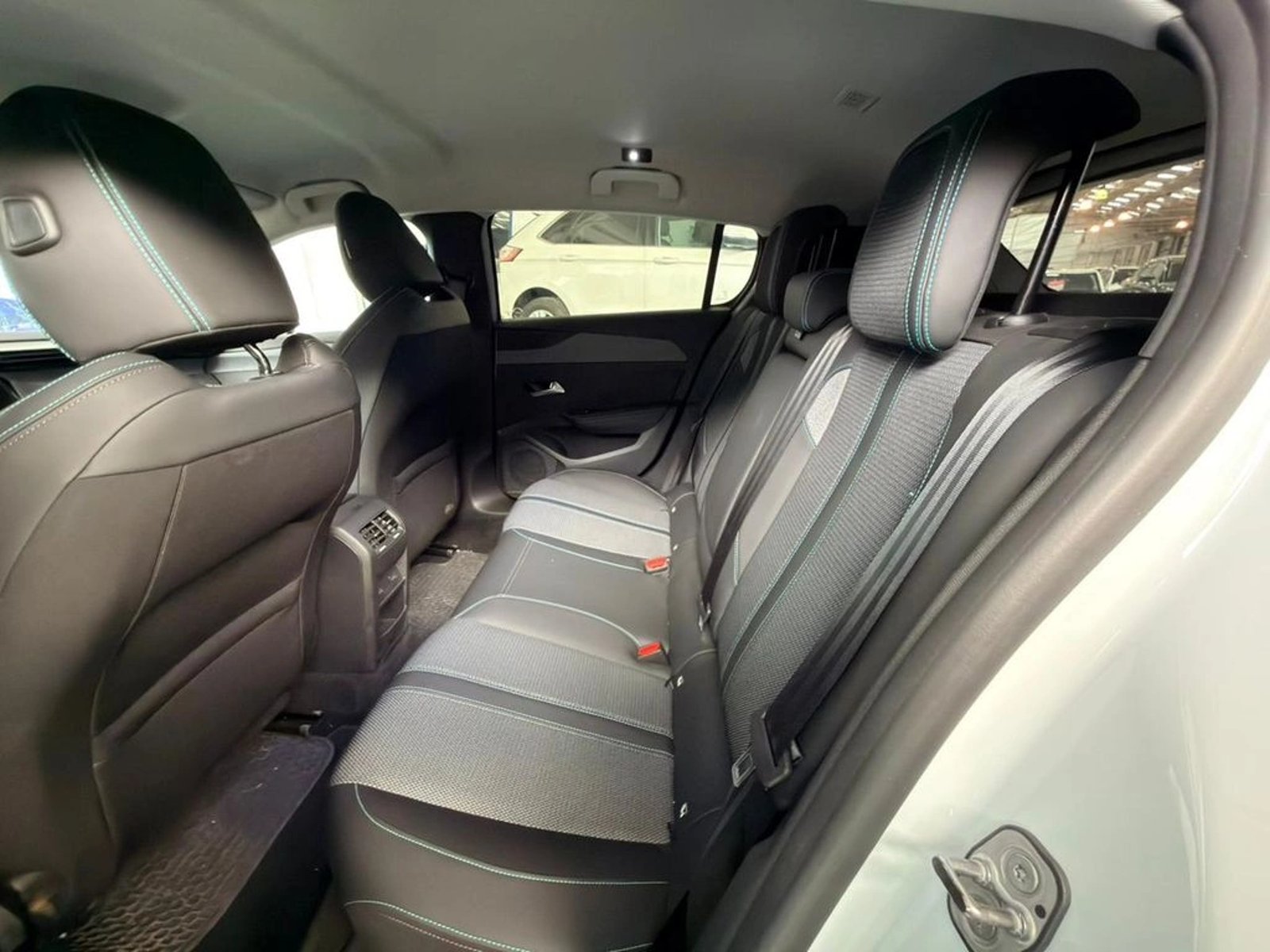 PEUGEOT 308 Allure Pack Puretech 130 EAT8 PRS 2026 - Imagen 9 de 18