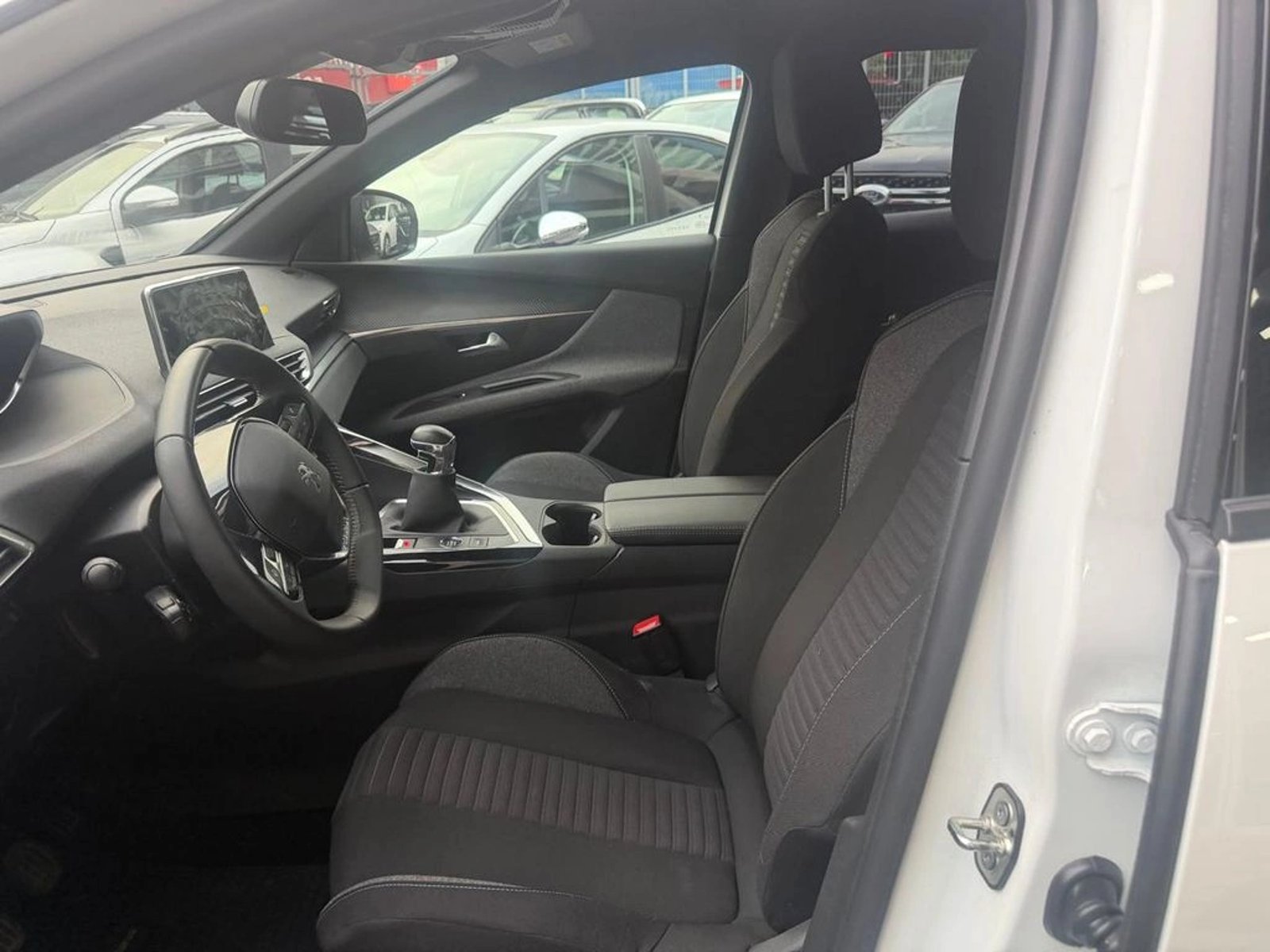 PEUGEOT 3008 Active Pack Puretech 130 2025 - Imagen 12 de 17
