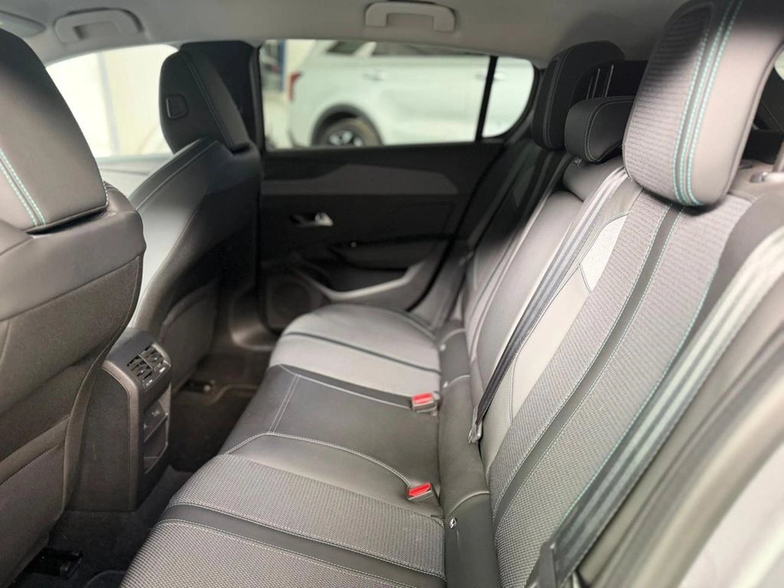 PEUGEOT 308 Allure Pack Puretech 130 EAT8 PRS 2025 - Imagen 9 de 18
