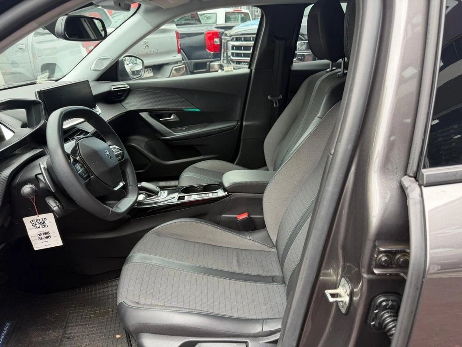 Peugeot 2008 ALLURE BLUE HDI 130 EAT8 1.5 AUT 2022 - Imagen 12 de 14