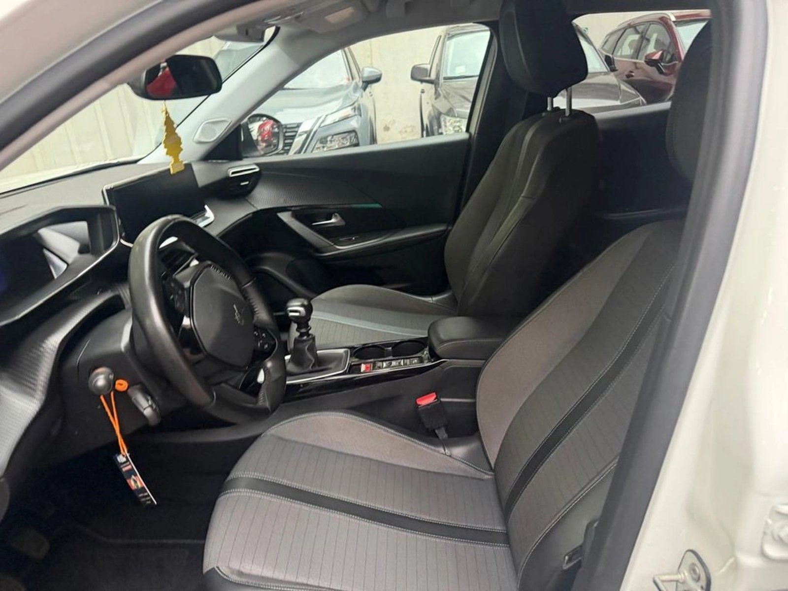 Peugeot 2008 PURETECH 130 1.2 2021 - Imagen 12 de 13