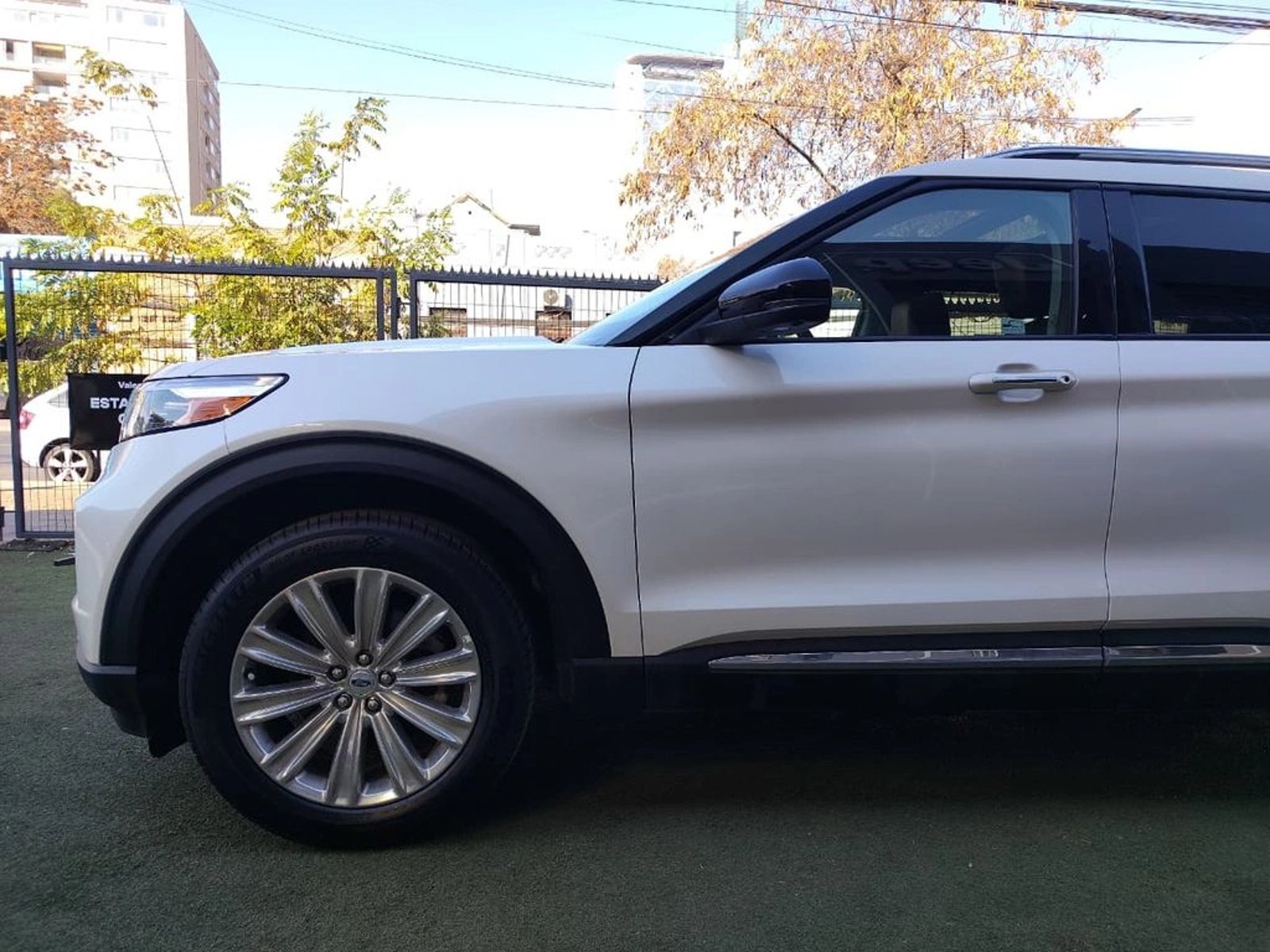 Ford EXPLORER 2.3 ECOBOOST LIMITED 4X4 AT 5P 2023 - Foto 2 de 18