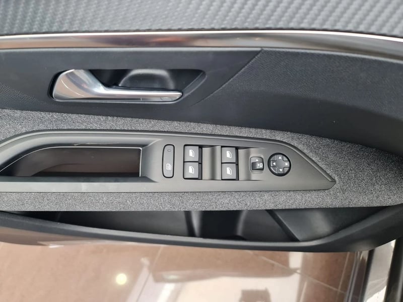 Peugeot 3008 Active Pack Puretech 130 2025 - Imagen 14 de 16