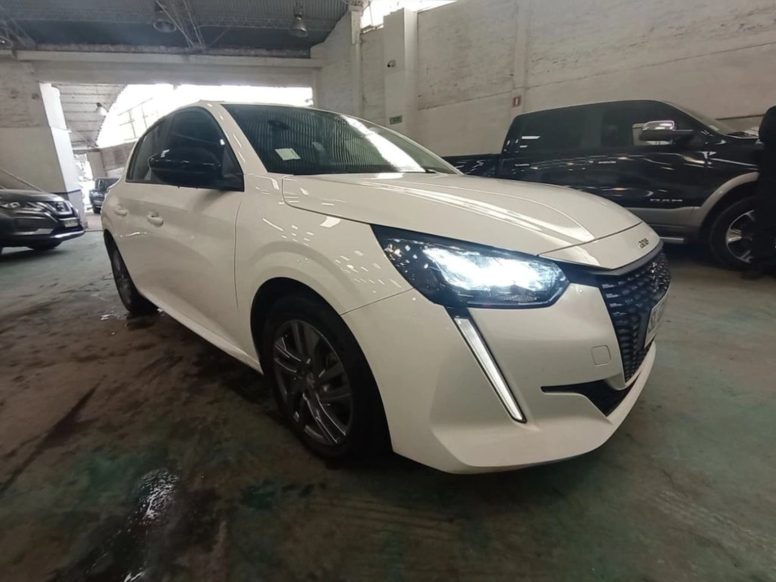 Peugeot 208 Active Pack BlueHDi 100 2023 - Imagen 3 de 14