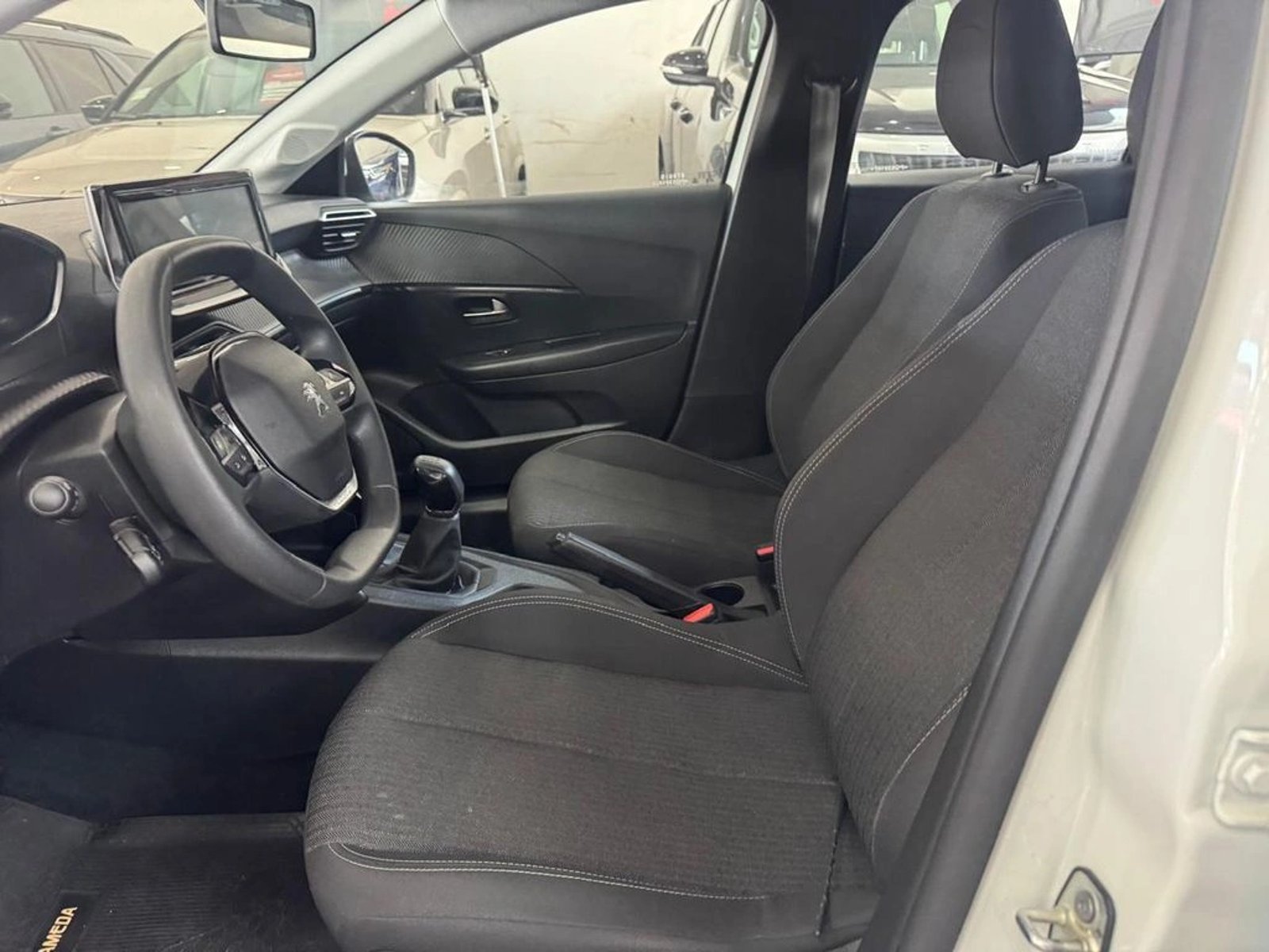 PEUGEOT 208 ALLURE 1.2  82HP 2023 - Imagen 10 de 19
