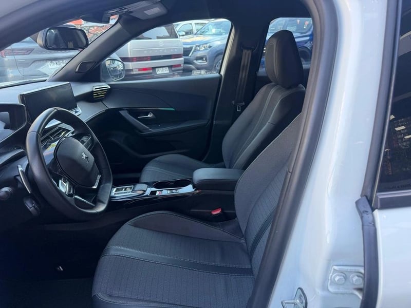 Peugeot 2008 Allure Pack BlueHDi 130 EAT8 2023 - Imagen 8 de 11