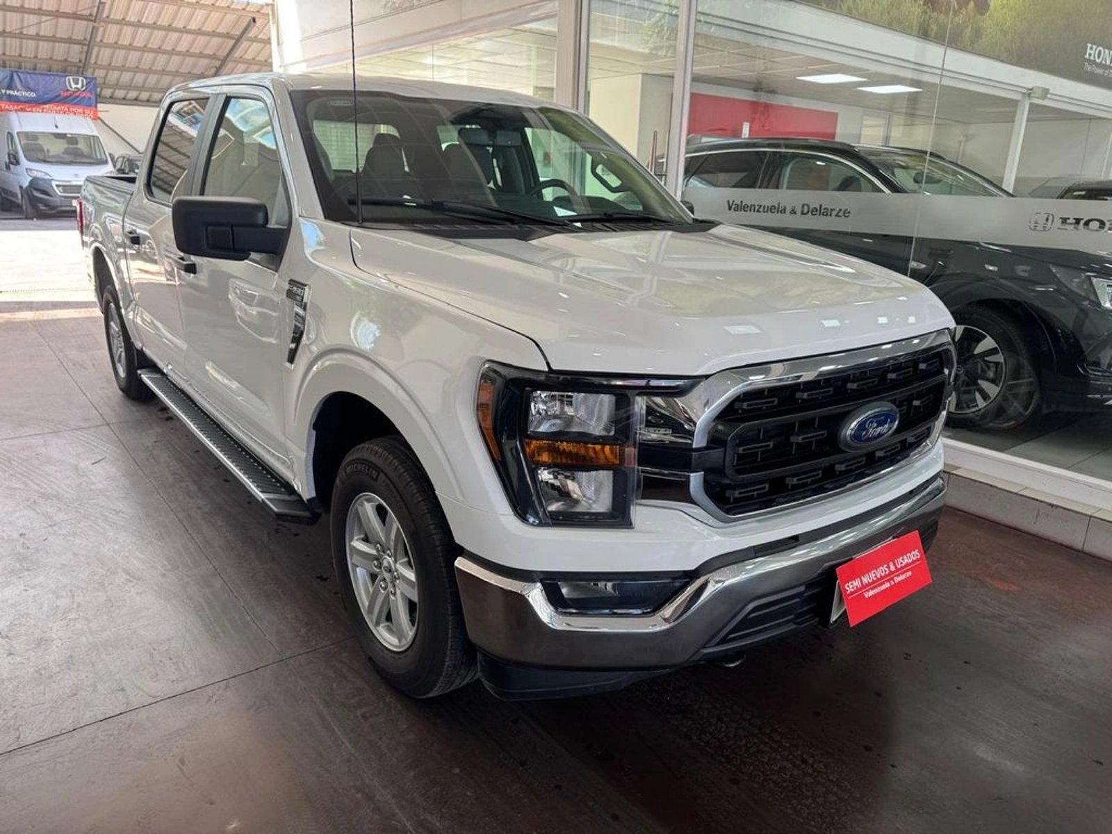 Ford F-150 XLT 3.3 AUT 4X2 2024 - Foto 3 de 13