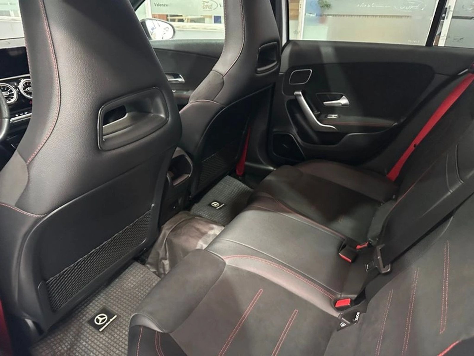 Mercedes-Benz A 35 AMG 4MATC HB 4x4 2.0 AUT 2023 - Imagen 6 de 9