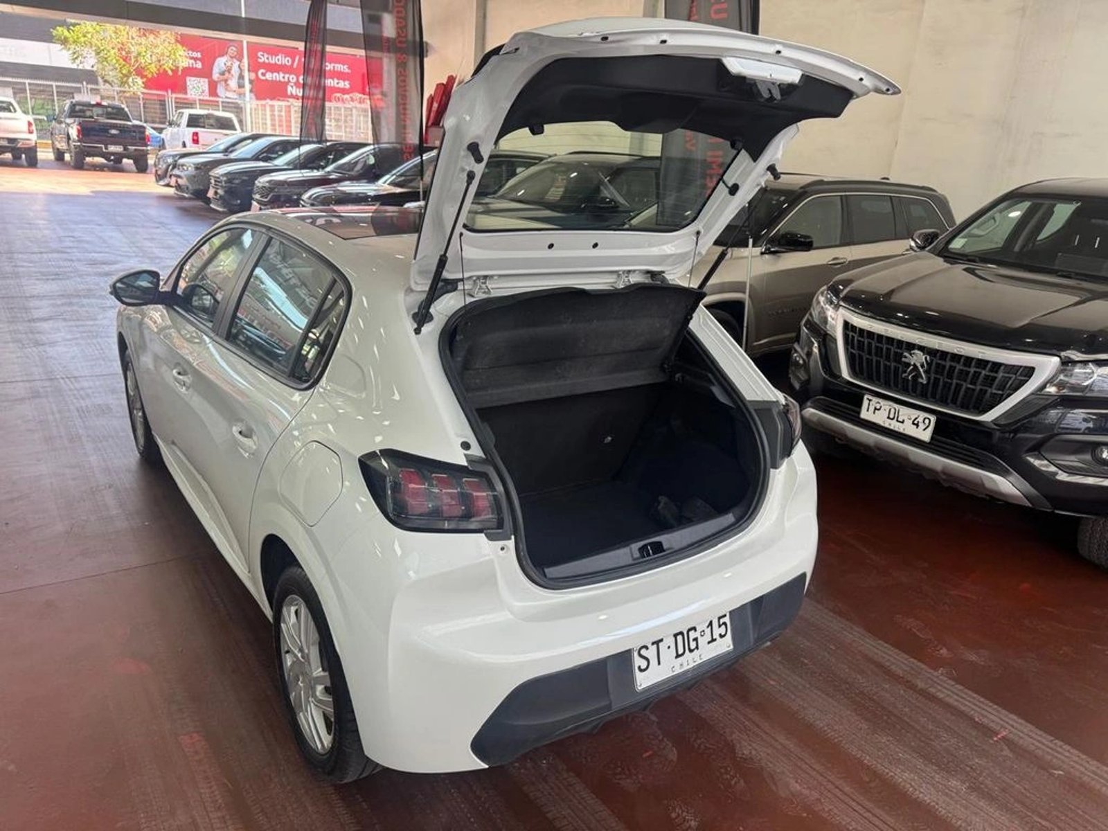 PEUGEOT 208 ALLURE 1.2  82HP 2023 - Imagen 7 de 19