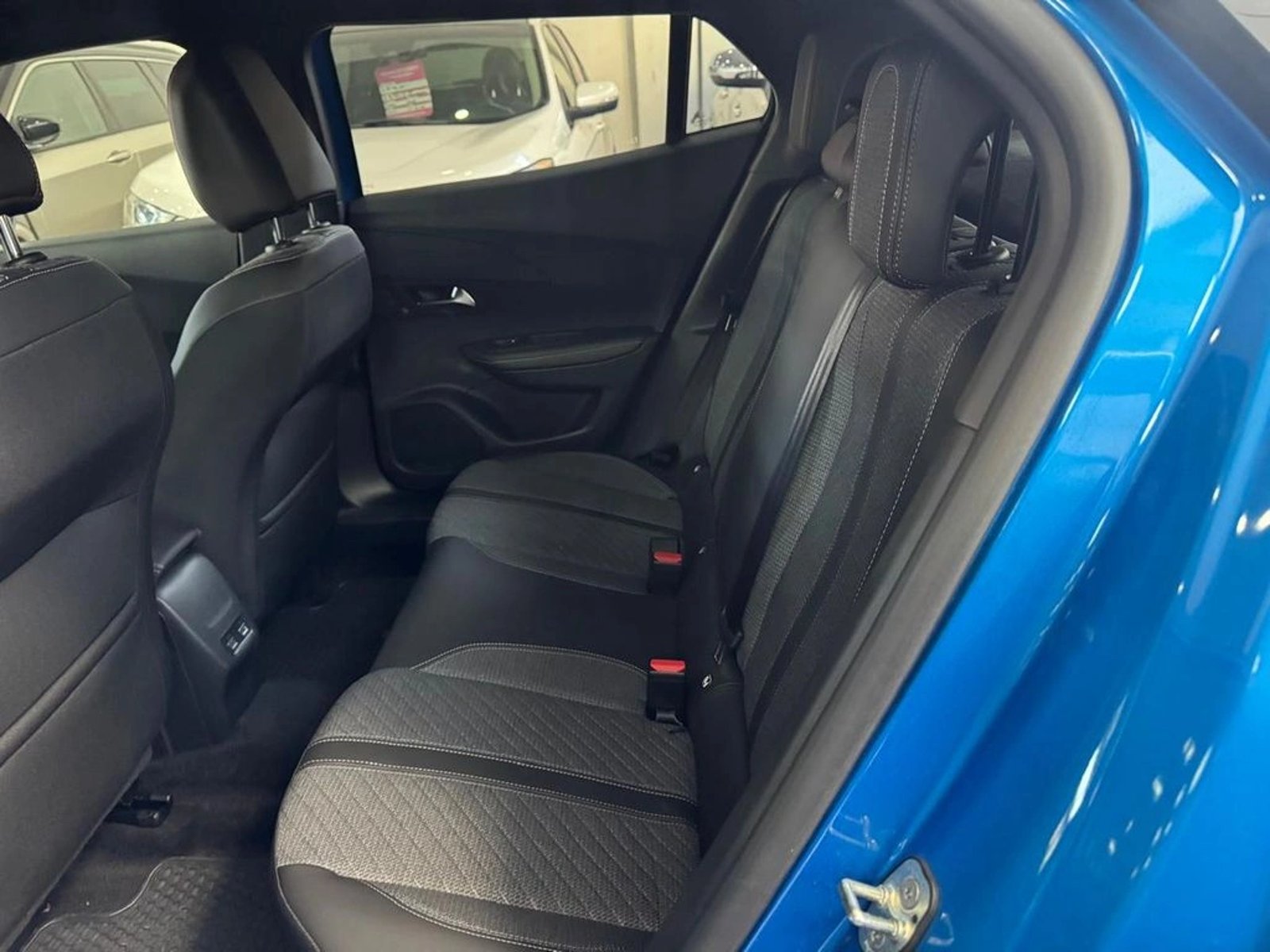 PEUGEOT 2008 MCA Allure Pack Puretech 130 2025 - Imagen 10 de 17