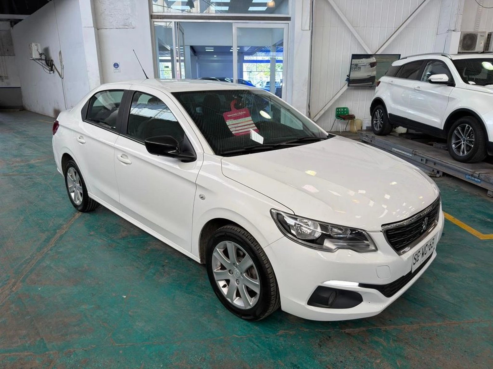 Peugeot 301 1.6 ALLURE HDI 92 4X2 MT5 4P 2023 - Foto 2 de 12